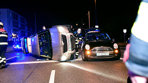 Eines der Fahrzeuge kippte bei dem Unfall auf die Beifahrerseite.