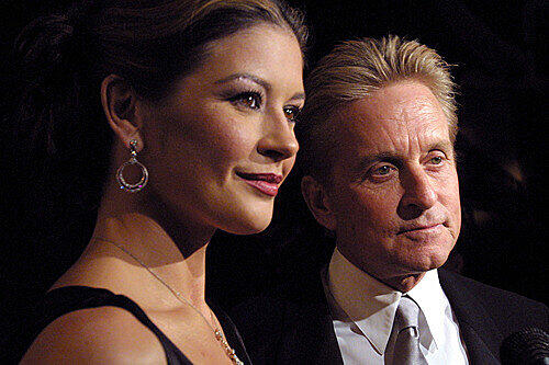 Zwischen Catherine Zeta-Jones und Ehemann Michael Douglas liegen stolze 25 Jahre. Damit sind die Beiden ganz vorne an der Spitze mit dabei. Zumindest was den Altersunterschied betrifft.