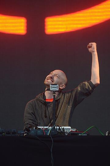 Wolkenbruch und Matsch statt "sky" und "sand" - trotzdem feiern am Sonntag 20.000 Fans den Berliner DJ Paul Kalkbrenner am Königsplatz.