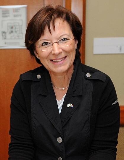 Sozialministerin: Emilia Müller (62) ist Oberpfälzer CSU-Chefin. Dass sie 2007 ein Jahr lang Bayerische Wirtschaftsministerin war, daran erinnert sich kaum noch jemand. Danach musste sie zurück ins Europaministerium, das sie schon von 2005 bis 2007 geleitet hatte. Während der Griechenland-Krise war die Chemotechnikerin untergetaucht. Aber auch sonst arbeitet sie im Verborgenen. Müller ist unsichtbar. Sichtbar sind nur ihre Bilder. Sie malt in ihrer Freizeit Aquarelle.