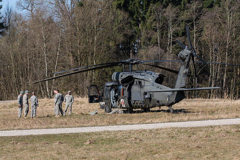 Kennt man normalerweise nur aus Hollywood-Streifen: Schwere Panzerwagen und Black Hawks der US Army. Derzeit üben die Soldaten Evakuierungen im Gebirge bei Traunstein. Hier gibt's die Fotos.
