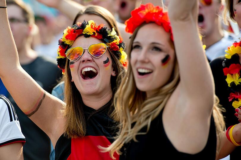 Ob im Stadion in Brasilien oder beim Public Viewing daheim: Die heißesten Fans der WM. Die Bilder!