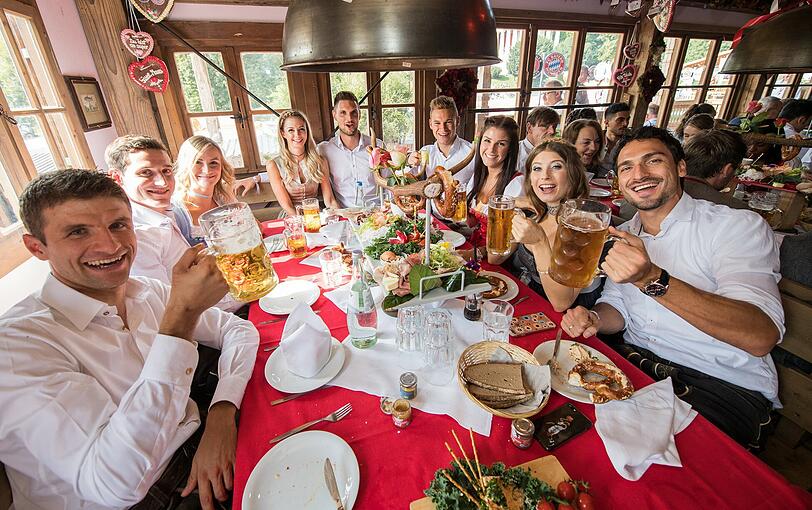 Thomas Müller, Sebastian Rudy mit Frau Elena, Torwart Sven Ulreich mit Frau Lisa, Joshua Kimmich mit Freundin Lina Meyer und Mats Hummels mit Frau Cathy