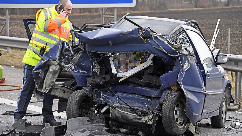Ein Mensch starb bei dem fatalen Serienunfall auf der A8 am Samstagnachmittag.