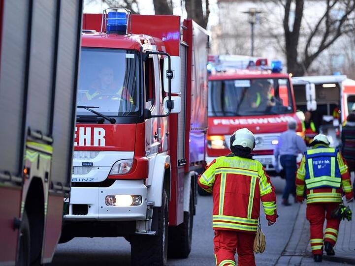 Einsatzfahrzeuge der Feuerwehr vor dem Thüringer Landtag: Ein verdächtiger Brief mit einer unbekannten Substanz musste untersucht werden.