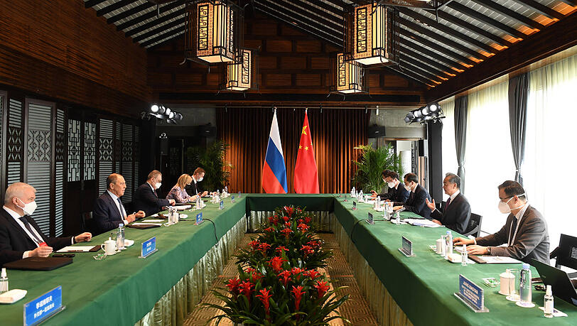Der chinesische Außenminister Wang Yi bei einem Treffen mit seinem russischen Kollegen Sergei Lavrov im März 2022.