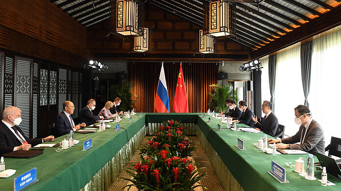 Der chinesische Außenminister Wang Yi bei einem Treffen mit seinem russischen Kollegen Sergei Lavrov im März 2022.