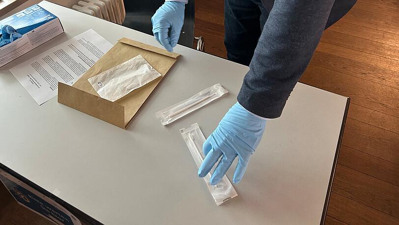 Münchner Beamte dokumentierten akribisch die Abstriche. 70 von 80 Personen kamen, zehn von ihnen werden nochmal kontaktiert. Münchner Beamte dokumentierten akribisch die Abstriche. 70 von 80 Personen kamen, zehn von ihnen werden nochmal kontaktiert.