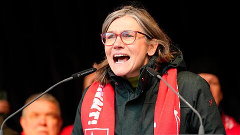 IG-Metall-Chefin Christiane Benner spricht auf der Kundegebung.