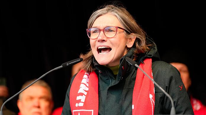 IG-Metall-Chefin Christiane Benner spricht auf der Kundegebung. IG-Metall-Chefin Christiane Benner spricht auf der Kundegebung.