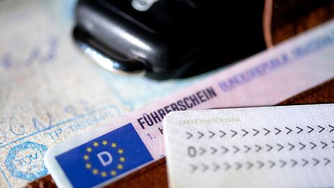 Der Führerschein kann künftig zu Hause bleiben, wenn er im Smartphone hinterlegt ist. Möglich sein soll das ab Ende nächsten Jahres. (Symbolbild)