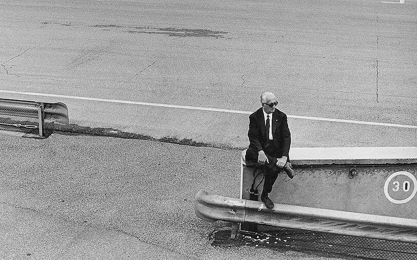 Cool, cooler, Enzo Ferrari: In späten Jahren zeigte der visionäre Rennsport-Liebhaber sich meist mit Sonnenbrille. Der maßgeschneiderte italienische Anzug war sowieso Pflicht. Cool, cooler, Enzo Ferrari: In späten Jahren zeigte der visionäre Rennsport-Liebhaber sich meist mit Sonnenbrille. Der maßgeschneiderte italienische Anzug war sowieso Pflicht.