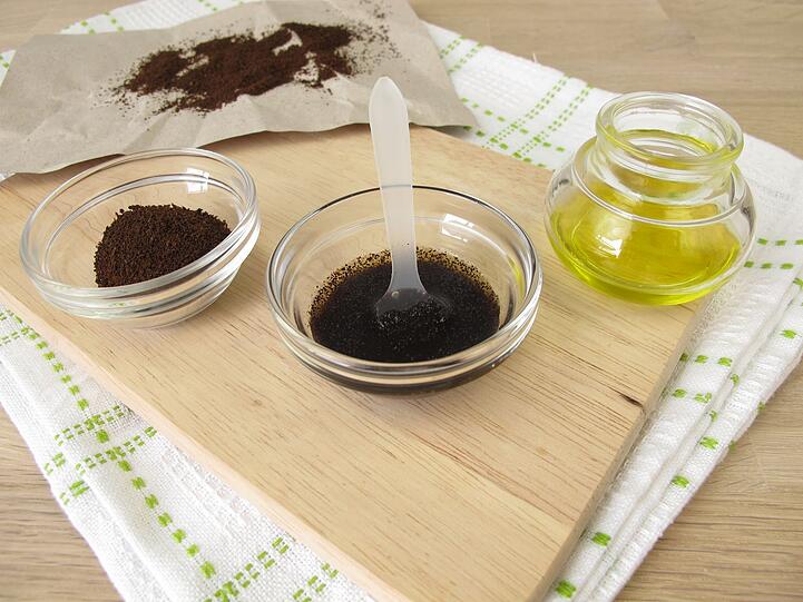 Für ein reinigendes Hauptpeeling brauchen Sie im Grunde nur zwei Zutaten: Kaffeesatz und Olivenöl. Geben Sie beide in eine Schüssel und verrühren Sie sie zu einer zähflüssigen Masse. Anschließend massieren Sie diese auf Ihre Haut und lassen Sie sie 30 Minuten lang einwirken. Danach abduschen und fertig! Für ein reinigendes Hauptpeeling brauchen Sie im Grunde nur zwei Zutaten: Kaffeesatz und Olivenöl. Geben Sie beide in eine Schüssel und verrühren Sie sie zu einer zähflüssigen Masse. Anschließend massieren Sie diese auf Ihre Haut und lassen Sie sie 30 Minuten lang einwirken. Danach abduschen und fertig!
