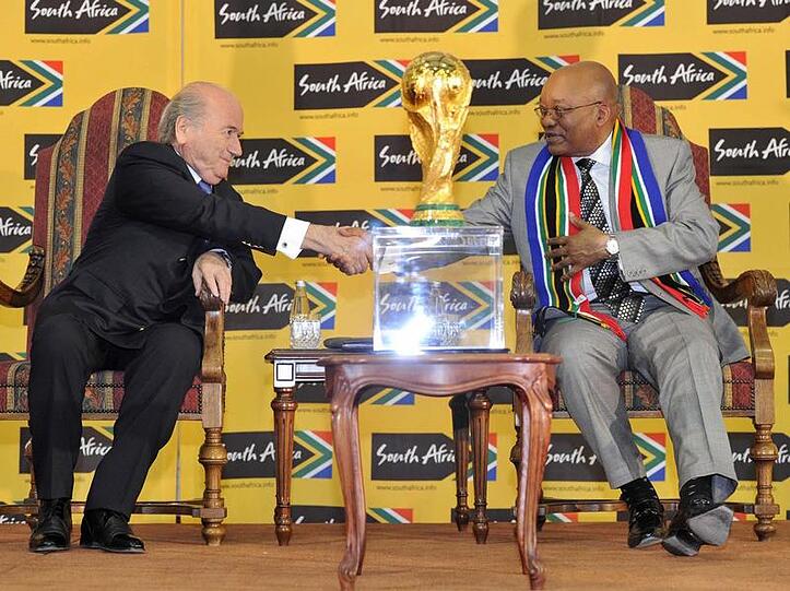 Jacob Zuma (r) und Joseph Blatter reichen sich die hand.