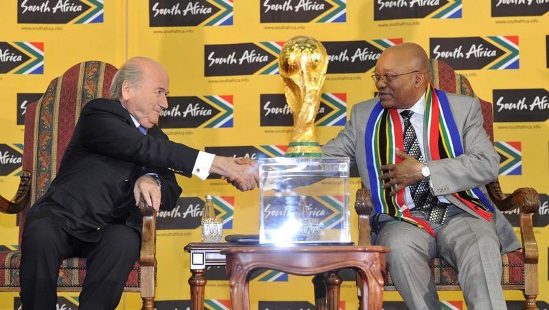 Jacob Zuma (r) und Joseph Blatter reichen sich die hand. Jacob Zuma (r) und Joseph Blatter reichen sich die hand.