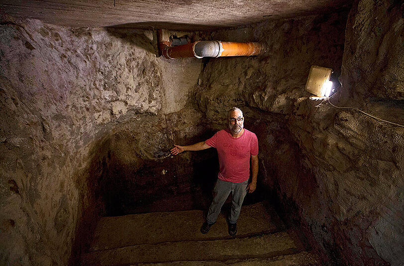 Eine Familie in Jerusalem hat beim Renovieren ihres Wohnzimmers unter dem Fußboden ein etwa 2000 Jahre altes jüdisches Ritualbad gefunden.