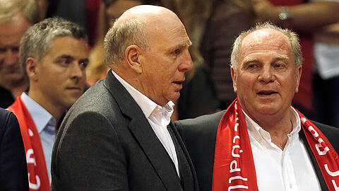 Die Brüder Dieter (links) und Uli Hoeneß 2013 bei einem Spiel der Bayern-Basketballer.