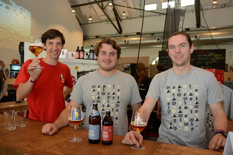 Isarkindl. Wer steckt dahinter: Die Freisinger Studenten Simon Klur (26), Xaver Amler (28) und Rainer Pieknik (25) haben mehr aus Spaß als aus bitterem Ernst mit ihrer Brauereiidee an einem Innovationswettbewerb teilgenommen &ndash; und gewonnen. &bdquo;Wir wollten besondere Biere brauen, die auf traditionellen Rezepten beruhen&ldquo;, sagt Pieknik. Die Etiketten werden von der Designerin Nina Bachmann gestaltet. Seit dem 23. April sind sie auf dem Markt, pünktlich zum Tag des Bieres. Die drei Gründer studieren noch zwei bis drei Jahre Brauereiwesen, beziehungsweise BWL und brauen nebenher. Das sind die Biere: Es gibt ein Helles (5,2 Prozent), das, so drückt es Pieknik aus, &bdquo;nicht so leer ist, aber auch nicht hopfengestopft&ldquo;. Gerade bieten die Isarkindl ein zweites Bier an. Das süffige &bdquo;Schmankerl&ldquo; hat 5,2 Prozent Alkohol und geht in Richtung Märzen. Gebraut wird beim Eittinger Fischerbräu. Da gibt&rsquo;s es: Kiosk an der Reichenbachbrücke, Biervana am Hohenzollernplatz, Harrys Getränke Ecke in Laim, Banandis Deli am Pasinger Viktualienmarkt, Getränkehandel Rindfleisch an der Astallerstraße, Getränke Walter an der Frundsbergstraße.
