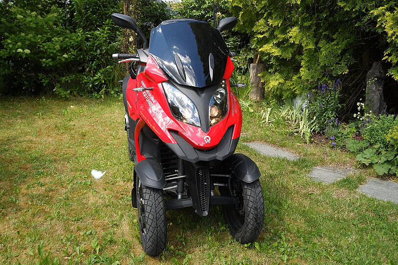 Beachtliche Front: Wegen der vielen (Neige-)Technik kommt der Quadro 4 recht stattlich daher.