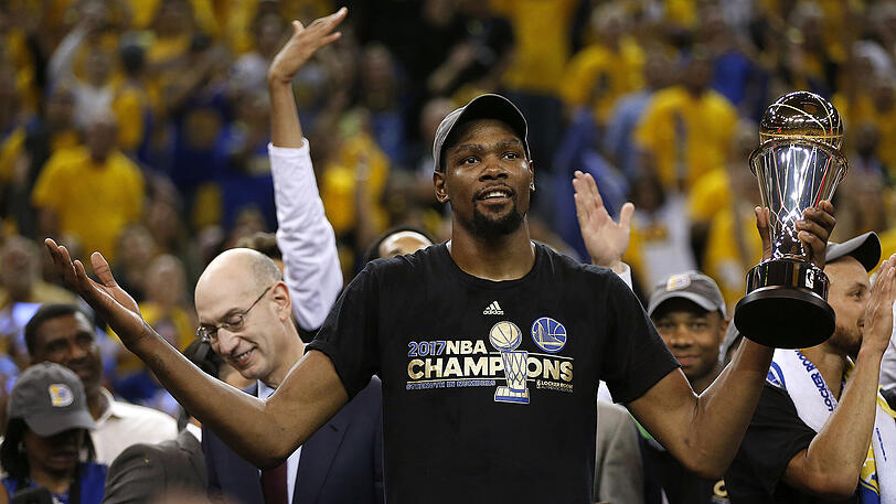 Die Basketballer der Golden State Warriors sind am Ziel und haben dank ihrer Superstars Kevin Durant und Stephen Curry Titelverteidiger Cleveland Cavaliers entthront. Bilder aus Oakland.