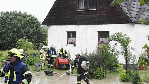 In Gelting waren Häuser zwischenzeitlich vom Wasser eingeschlossen. Sehen Sie hier die Bilder der Unwetter-Folgen vom Dienstag.