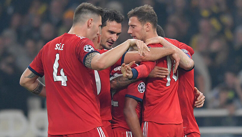 Die Bayern-Profis Niklas Süle, Mats Hummels und Leon Goretzka (von links) bejubeln den Treffer zum 2:0 durch Robert Lewandowski (verdeckt).