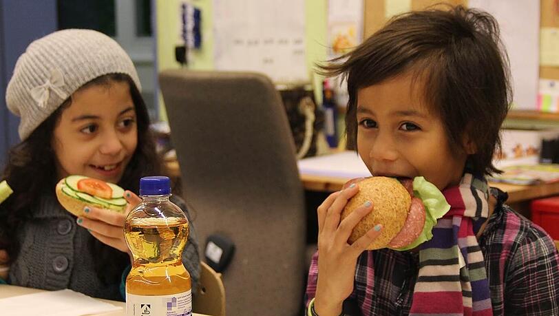 Die Kinder freuen sich über ihr Frühstück - und das schmeckt! Die Kinder freuen sich über ihr Frühstück - und das schmeckt!