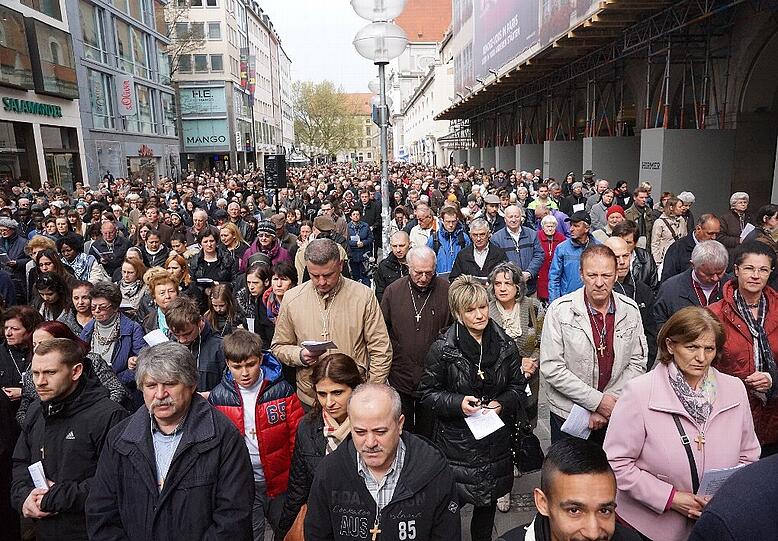 Rund 3000 Menschen kamen am Freitagvormittag zur Karfreitagsprozession in die Innenstadt.