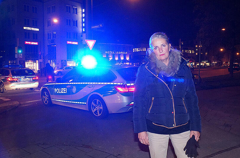 Romana Munzinger am Rand des Sperrbereichs unweit ihres früheren Elternhauses.