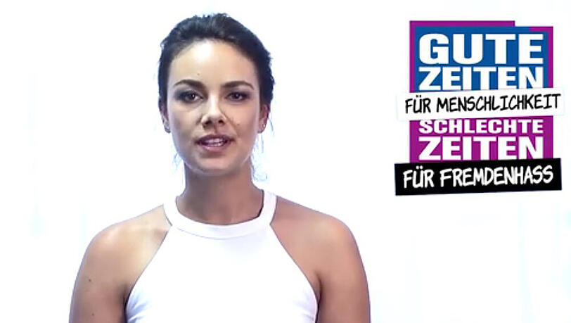 Janina Uhse stellt sich mit ihren Kollegen von "GZSZ" gegen Fremdenhass Janina Uhse stellt sich mit ihren Kollegen von "GZSZ" gegen Fremdenhass