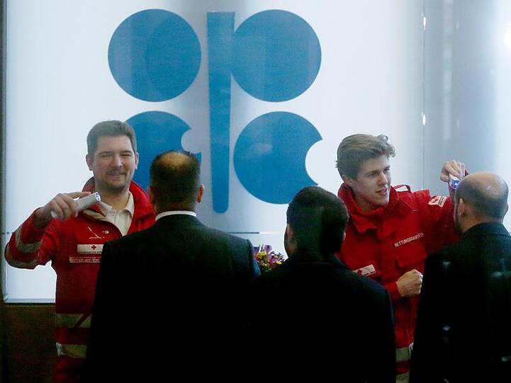 Das Coronavirus hat auch Auswirkungen auf die Opec - nicht nur in Bezug auf die Nachfrage nach Rohöl wegen der stockenden Wirtschaft, sondern auch für die Teilnehmer des Treffens in Wien. Rettungskräfte überprüfen deren Körpertemperatur.