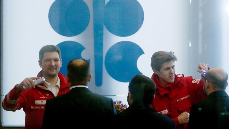 Das Coronavirus hat auch Auswirkungen auf die Opec - nicht nur in Bezug auf die Nachfrage nach Rohöl wegen der stockenden Wirtschaft, sondern auch für die Teilnehmer des Treffens in Wien. Rettungskräfte überprüfen deren Körpertemperatur. Das Coronavirus hat auch Auswirkungen auf die Opec - nicht nur in Bezug auf die Nachfrage nach Rohöl wegen der stockenden Wirtschaft, sondern auch für die Teilnehmer des Treffens in Wien. Rettungskräfte überprüfen deren Körpertemperatur.