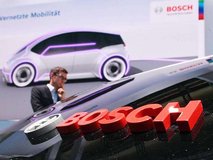 "Die globale Autoproduktion schrumpft voraussichtlich um fünf Prozent, aber wir selbst werden deutlich besser als der Markt abschneiden", sagte Bosch-Chef Denner.