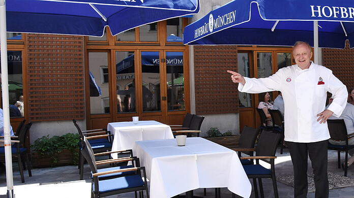 Steht jetzt zum Ausverkauf: Alfons Schuhbeck auf dem Platzl vor der Südtiroler Stuben.
