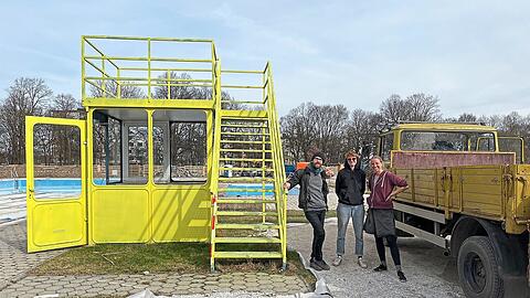 Andreas, Magi und Sintje (v.l.) bauen am Freitag das alte Rettungshäusl im alten Bad Georgenschwaige ab.