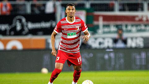 Felix Uduokhai vom FC Augsburg spielt den Ball.