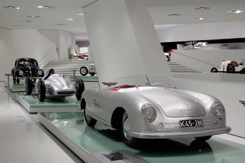Der Prolog mit den Exponaten 356 &bdquo;Nr. 1&ldquo; Roadster von 1948 (vorn), dem 360 Cisitalia von 1947 (Mitte) und dem VW Käfer von 1950 (hinten).