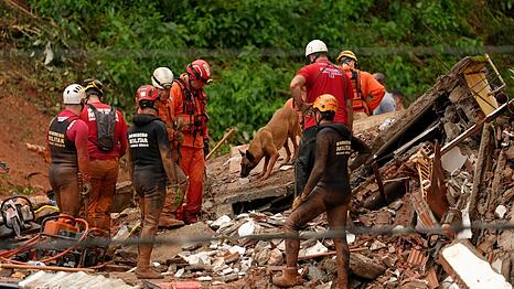 Die Bergungsarbeiten mussten aufgrund anhaltender Regenf&auml;lle zeitweise unterbrochen werden.