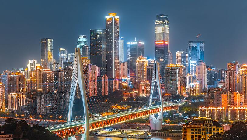 Die Lage am Jangtse und Jialing sowie der wirtschaftliche Aufschwung Chinas lie&szlig;en Chongqing rasant wachsen.