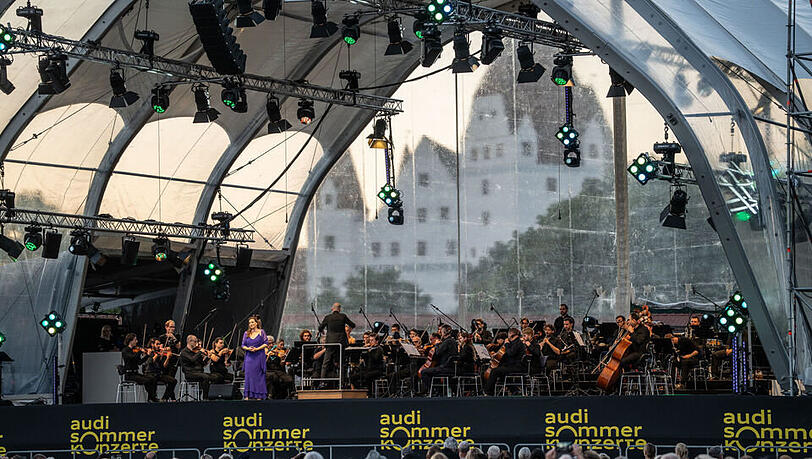 Das Kammerphilharmonie Ingolstadt bei einem Open-Air vor dem Schloss am Ufer der Donau. Das Kammerphilharmonie Ingolstadt bei einem Open-Air vor dem Schloss am Ufer der Donau.