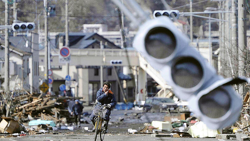 Bei einer Explosion in der japanischen
Atomanlage Fukushima-Daiichi ist das Reaktorgebäude zerstört worden.
Menschen im Umkreis von zehn Kilometern sollten sich schnell in
Sicherheit bringen, sagte Regierungssprecher Yukio Edano am Samstag.
Die Behörden befürchten, in der Atomanlage könnte es zu einer
Kernschmelze kommen. Bei einer Explosion in der japanischen
Atomanlage Fukushima-Daiichi ist das Reaktorgebäude zerstört worden.
Menschen im Umkreis von zehn Kilometern sollten sich schnell in
Sicherheit bringen, sagte Regierungssprecher Yukio Edano am Samstag.
Die Behörden befürchten, in der Atomanlage könnte es zu einer
Kernschmelze kommen.