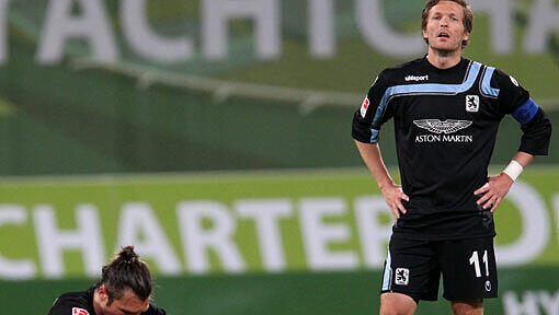Niedergeschlagene Löwen. Djordje Rakic (l.) und Benny Lauth nach der 0:2-Niederlage bei Hansa Rostock. Niedergeschlagene Löwen. Djordje Rakic (l.) und Benny Lauth nach der 0:2-Niederlage bei Hansa Rostock.