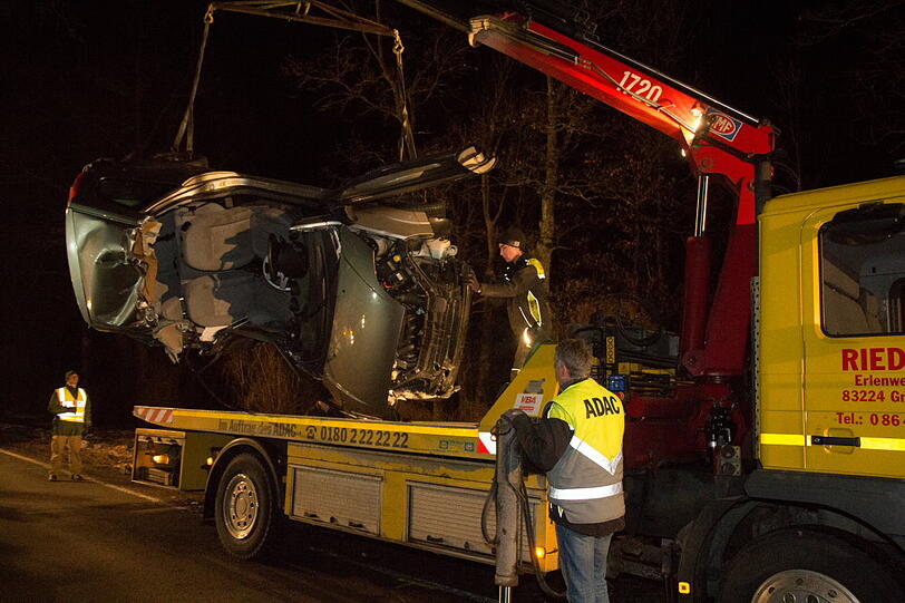 Tödlicher Unfall am Chiemsee. Ein Auto prallt gegen einen Baum. Der Beifahrer stirbt. Die Bilder von der Unfallstelle.