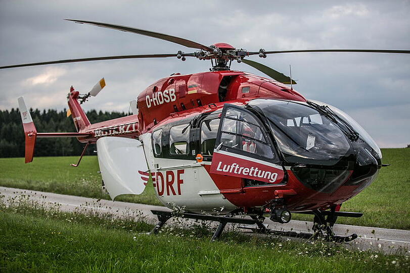 Schwerer Unfall an einer Kreuzung bei Trostberg. Die Bilder vom Feuerwehreinsatz.