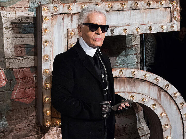 Man darf Karl Lagerfeld gratulieren - über konkrete Zahlen sollte man aber vielleicht nicht sprechen