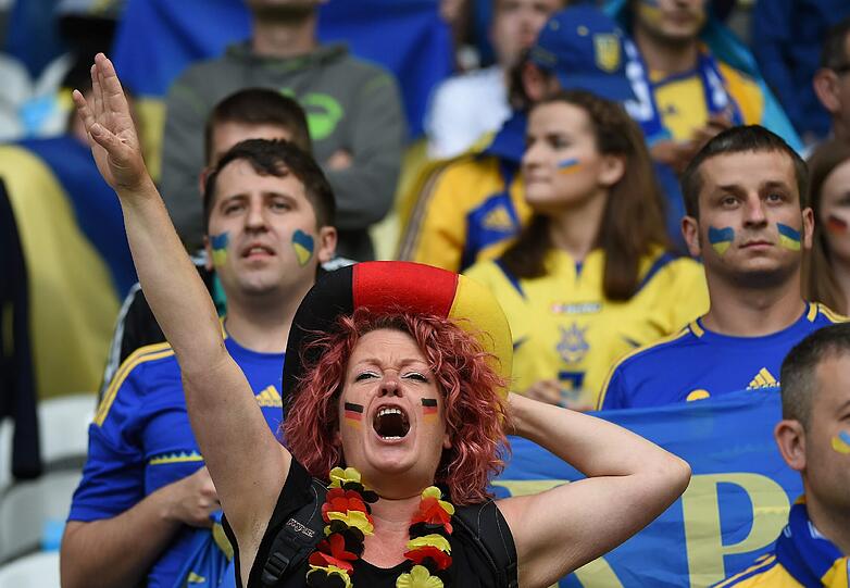 Die deutschen Fans feiern die Mannschaft in Lille. Hier gibt's die besten Bilder.