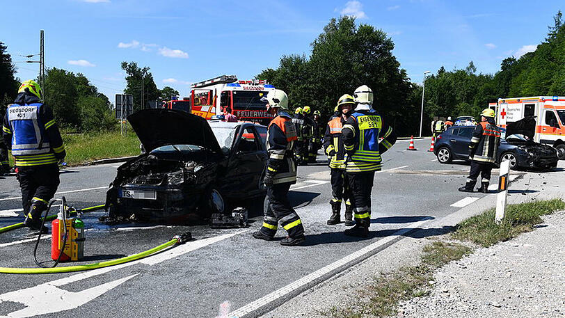 Beide Fahrzeuge sind komplett zerstört, ein Wagen fing nach dem Zusammenstoß sogar Feuer. Die Bilder aus Siegsdorf.