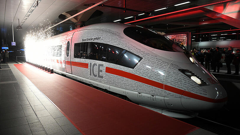 Der Sonderzug, der die neue ICE-Strecke München-Berlin zurückgelegt hat, am vergangenen Freitag im Berliner Hauptbahnhof.