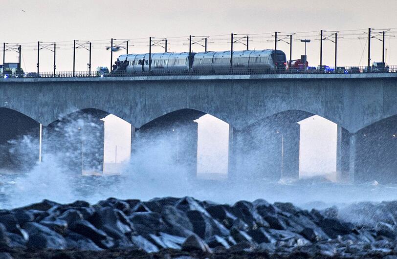 Auf der 18 Kilometer langen Brücke über den Großen Belt war der Schnellzug am Mittwochmorgen zu dem Zeitpunkt verunglückt, als ihn ein Güterzug der Bahn-Tochter DB Cargo passierte. Sechs Menschen starben, 16 wurden verletzt.