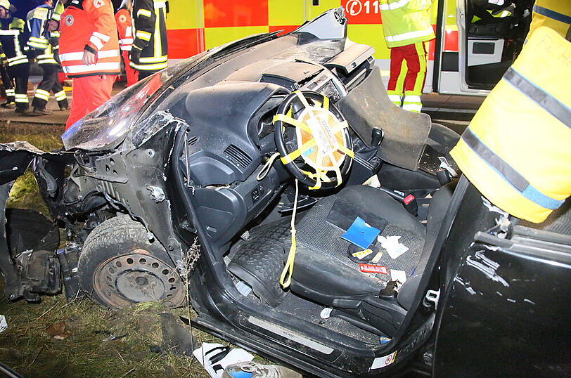 Ein Toyota-Fahrer ist nach einem Überholmanöver mit voller Wucht auf einen Fiat aufgefahren - drei Menschen wurden verletzt.